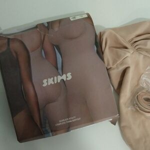 Skims Seamless Sculpt Bodysuit - Mica Color